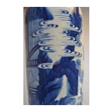 Gro&szlig;e blaue-wei&szlig;e Vase mit Soldatenszene, China, wohl Kangxi-Periode (18. Jhdt.)