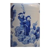 Gro&szlig;e blaue-wei&szlig;e Vase mit Soldatenszene, China, wohl Kangxi-Periode (18. Jhdt.)