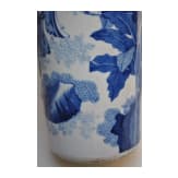 Gro&szlig;e blaue-wei&szlig;e Vase mit Soldatenszene, China, wohl Kangxi-Periode (18. Jhdt.)