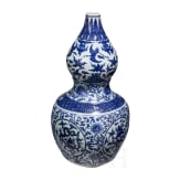 Gro&szlig;e blau-wei&szlig;e Doppelk&uuml;rbisvase, China, wohl Wanli-Periode