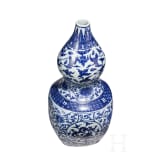 Gro&szlig;e blau-wei&szlig;e Doppelk&uuml;rbisvase, China, wohl Wanli-Periode