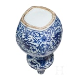 Gro&szlig;e blau-wei&szlig;e Doppelk&uuml;rbisvase, China, wohl Wanli-Periode