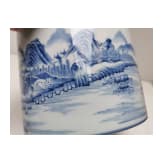 Gro&szlig;er blau-wei&szlig;er Pinseltopf mit Berglandschaft, China, 19./20. Jhdt.