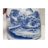 Gro&szlig;er blau-wei&szlig;er Pinseltopf mit Berglandschaft, China, 19./20. Jhdt.