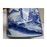 Gro&szlig;er blau-wei&szlig;er Pinseltopf mit Berglandschaft, China, 19./20. Jhdt.