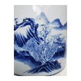 Gro&szlig;er blau-wei&szlig;er Pinseltopf mit Berglandschaft, China, 19./20. Jhdt.