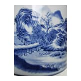 Gro&szlig;er blau-wei&szlig;er Pinseltopf mit Berglandschaft, China, 19./20. Jhdt.