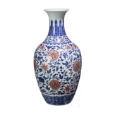Gro&szlig;e blau-wei&szlig;e Vase mit kupferroten Lotusbl&uuml;ten, China, wohl Qianglong-Periode