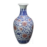 Gro&szlig;e blau-wei&szlig;e Vase mit kupferroten Lotusbl&uuml;ten, China, wohl Qianglong-Periode