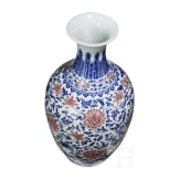 Gro&szlig;e blau-wei&szlig;e Vase mit kupferroten Lotusbl&uuml;ten, China, wohl Qianglong-Periode