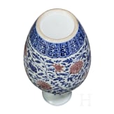 Gro&szlig;e blau-wei&szlig;e Vase mit kupferroten Lotusbl&uuml;ten, China, wohl Qianglong-Periode
