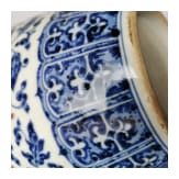 Gro&szlig;e blau-wei&szlig;e Vase mit kupferroten Lotusbl&uuml;ten, China, wohl Qianglong-Periode