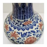 Gro&szlig;e blau-wei&szlig;e Vase mit kupferroten Lotusbl&uuml;ten, China, wohl Qianglong-Periode