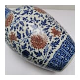 Gro&szlig;e blau-wei&szlig;e Vase mit kupferroten Lotusbl&uuml;ten, China, wohl Qianglong-Periode