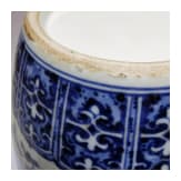 Gro&szlig;e blau-wei&szlig;e Vase mit kupferroten Lotusbl&uuml;ten, China, wohl Qianglong-Periode