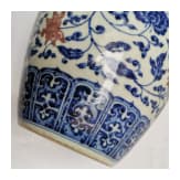 Gro&szlig;e blau-wei&szlig;e Vase mit kupferroten Lotusbl&uuml;ten, China, wohl Qianglong-Periode
