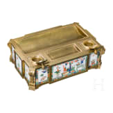 Ormolu-Schreibtischset mit chinesischen Porzellanplaketten, Frankreich, um 1800
