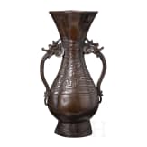 Bronzene Altarvase mit Drachenhenkeln, China, Ming-Dynastie, 15. Jhdt.