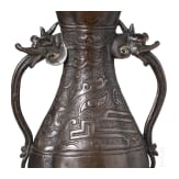 Bronzene Altarvase mit Drachenhenkeln, China, Ming-Dynastie, 15. Jhdt.