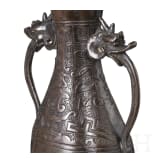Bronzene Altarvase mit Drachenhenkeln, China, Ming-Dynastie, 15. Jhdt.