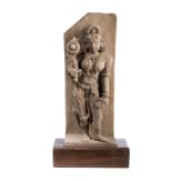 Sandsteinfigur einer weiblichen Gottheit (Dewi Sri?), Indien, wohl 18./19. Jhdt.