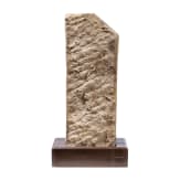 Sandsteinfigur einer weiblichen Gottheit (Dewi Sri?), Indien, wohl 18./19. Jhdt.
