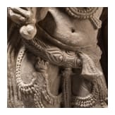 Sandsteinfigur einer weiblichen Gottheit (Dewi Sri?), Indien, wohl 18./19. Jhdt.