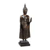 Gro&szlig;e Bronze des stehenden Buddha, Thailand, 18./19. Jhdt.