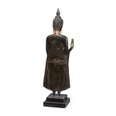 Gro&szlig;e Bronze des stehenden Buddha, Thailand, 18./19. Jhdt.