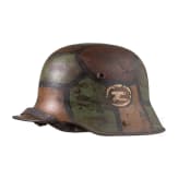 Stahlhelm M 16 mit Tarnanstrich und MG-Abzeichen
