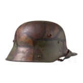 Stahlhelm M 16 mit Tarnanstrich und MG-Abzeichen