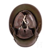 Stahlhelm M 16 mit Tarnanstrich und MG-Abzeichen