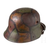 Stahlhelm M 16 mit Tarnanstrich und MG-Abzeichen