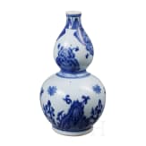A Chinese blue and white double-gourd porcelain vase with flowers, probably Kangxi period