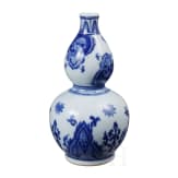 A Chinese blue and white double-gourd porcelain vase with flowers, probably Kangxi period