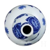A Chinese blue and white double-gourd porcelain vase with flowers, probably Kangxi period