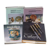 17 books on art and antiques (mostly cutlery, faience and stoneware)