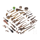 Kleine Sammlung Werkzeuge und Zubeh&ouml;rteile f&uuml;r Schusswaffen, 19. Jhdt.