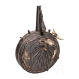 H&ouml;lzerne milit&auml;rische Pulverflasche mit seitlichem Kugelbeutel, deutsch, um 1600