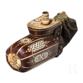 Fein verbeinte Pulverflasche f&uuml;r Teschinken, Schlesien, um 1650