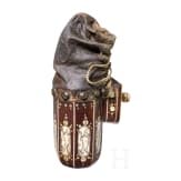 Fein verbeinte Pulverflasche f&uuml;r Teschinken, Schlesien, um 1650