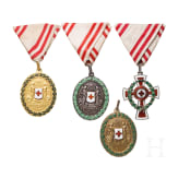 Vier Ehrenzeichen vom Roten Kreuz, um 1914