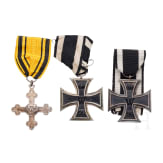 A World War I commemorative box with three awards