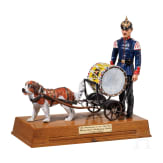 Paukenwagen und Hund, Metallfigur auf Sockel, 20. Jhdt.