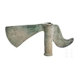 Bronzeaxt mit geschweiftem, unten gez&auml;hntem Nacken, Luristan, Ende 3. Jtsd. v. Chr.