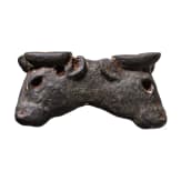 Zwei antithetisch angeordnete Stierk&ouml;pfe, Bronze, neosumerisch, sp&auml;tes 3. Jtsd. v. Chr.