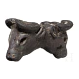 Zwei antithetisch angeordnete Stierk&ouml;pfe, Bronze, neosumerisch, sp&auml;tes 3. Jtsd. v. Chr.