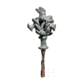 Bronzeaufsatz mit drei "Ziegenprotomen" in Flechtwerk mit Knoten auf eisernem Dorn, Luristan, fr&uuml;hes 1. Jtsd. v. Chr.