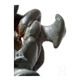 Bronzeaufsatz mit drei "Ziegenprotomen" in Flechtwerk mit Knoten auf eisernem Dorn, Luristan, fr&uuml;hes 1. Jtsd. v. Chr.