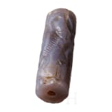 Gro&szlig;es Rollsiegel aus grauem Chalcedon, Zeit der assyrischen Dominanz &uuml;ber das babylonische Reich, 9. - 7. Jhdt. v. Chr.